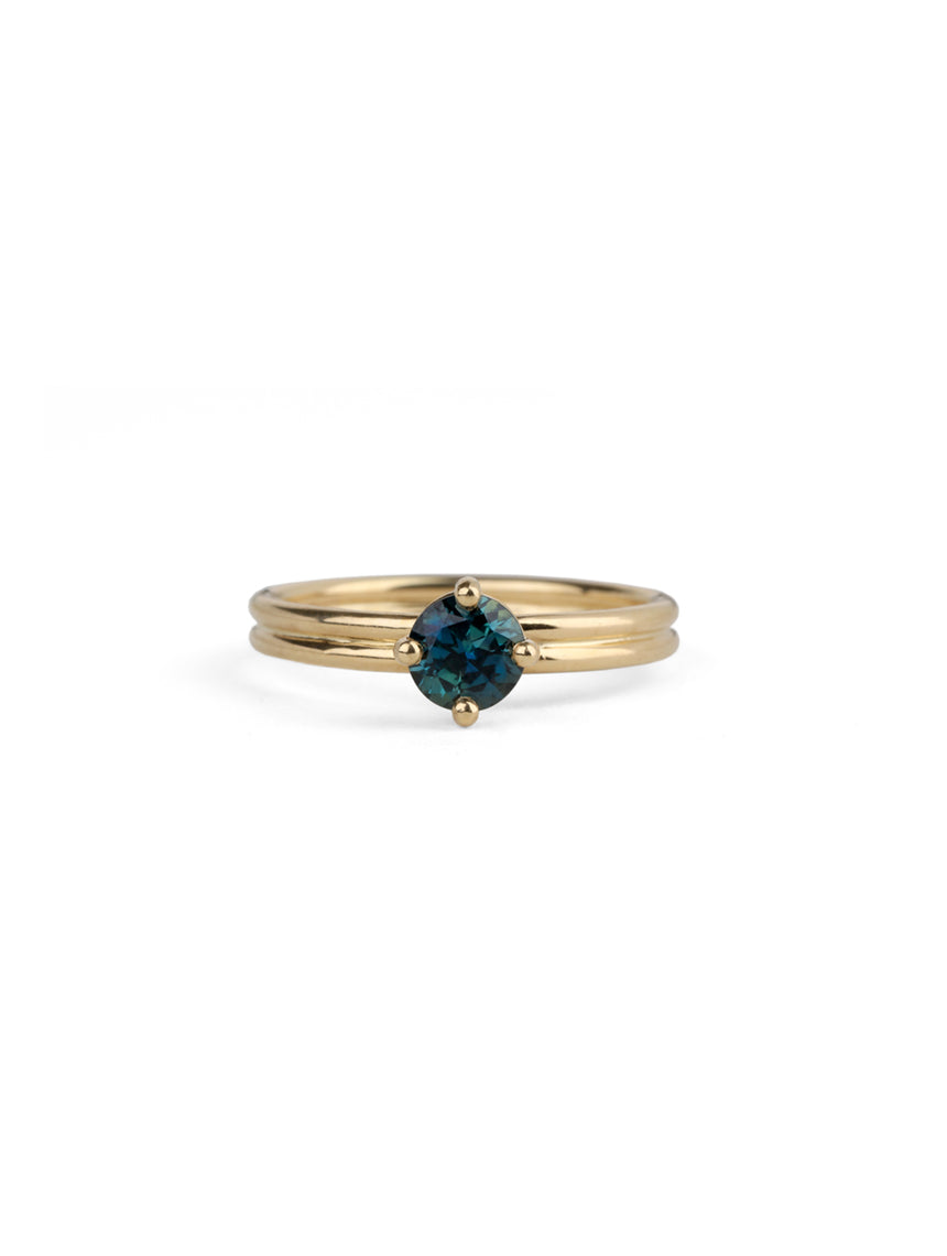 Solitaire ring with teal sapphire and double band. 18ct yellow gold, polished finish.