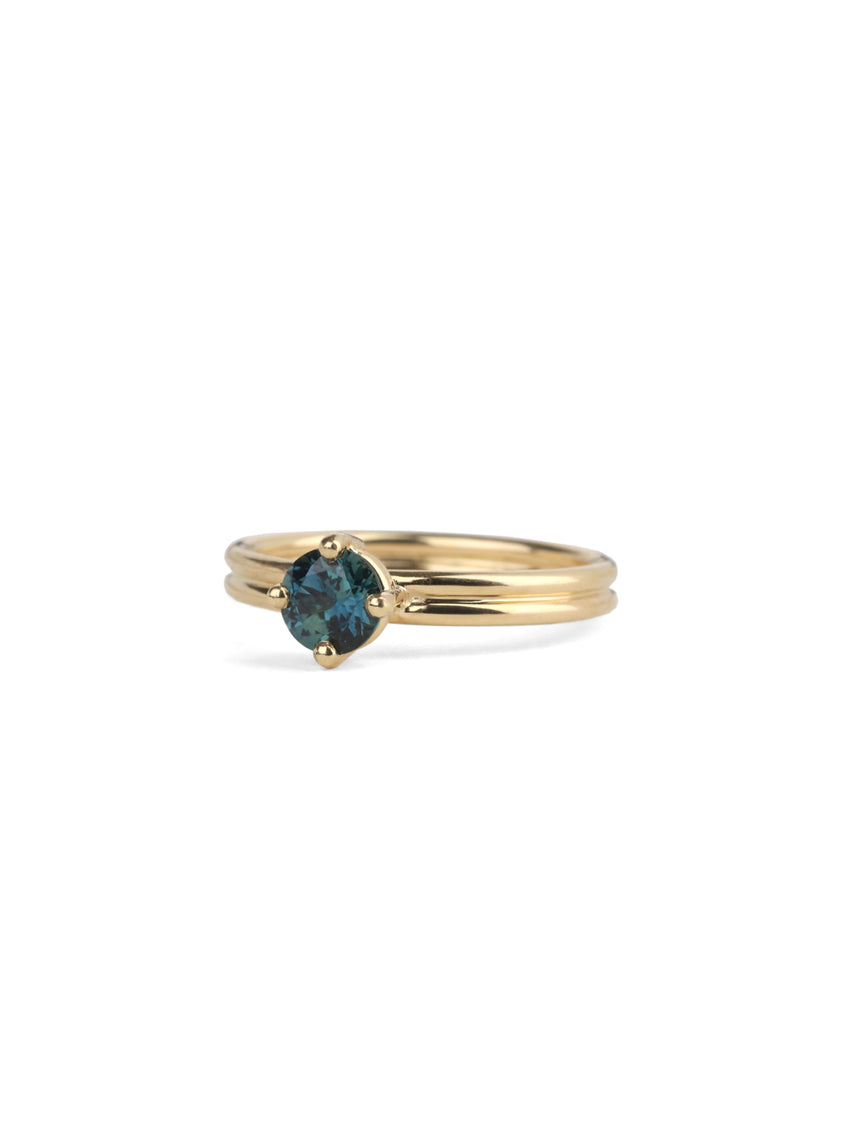 Solitaire ring with teal sapphire and double band. 18ct yellow gold, polished finish.