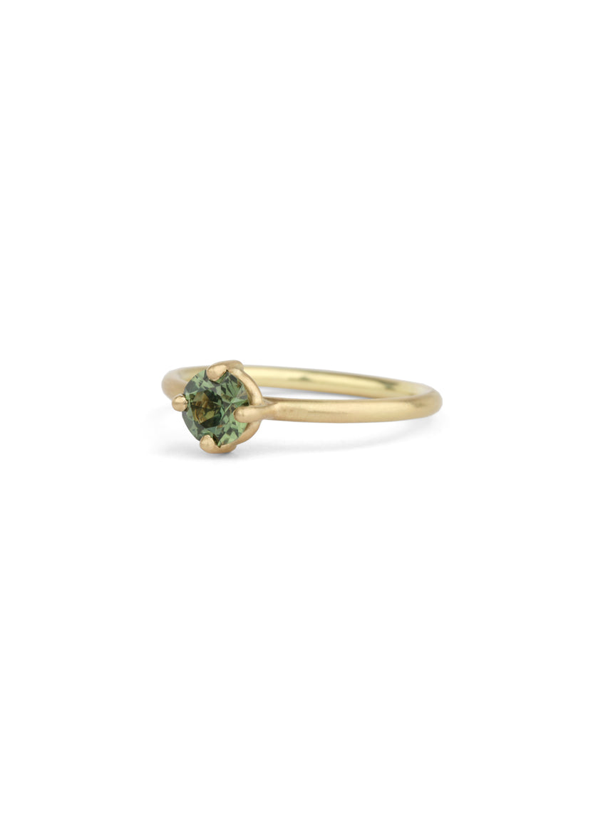 Solitaire ring in 18ct yellow gold with a round green sapphire, side view