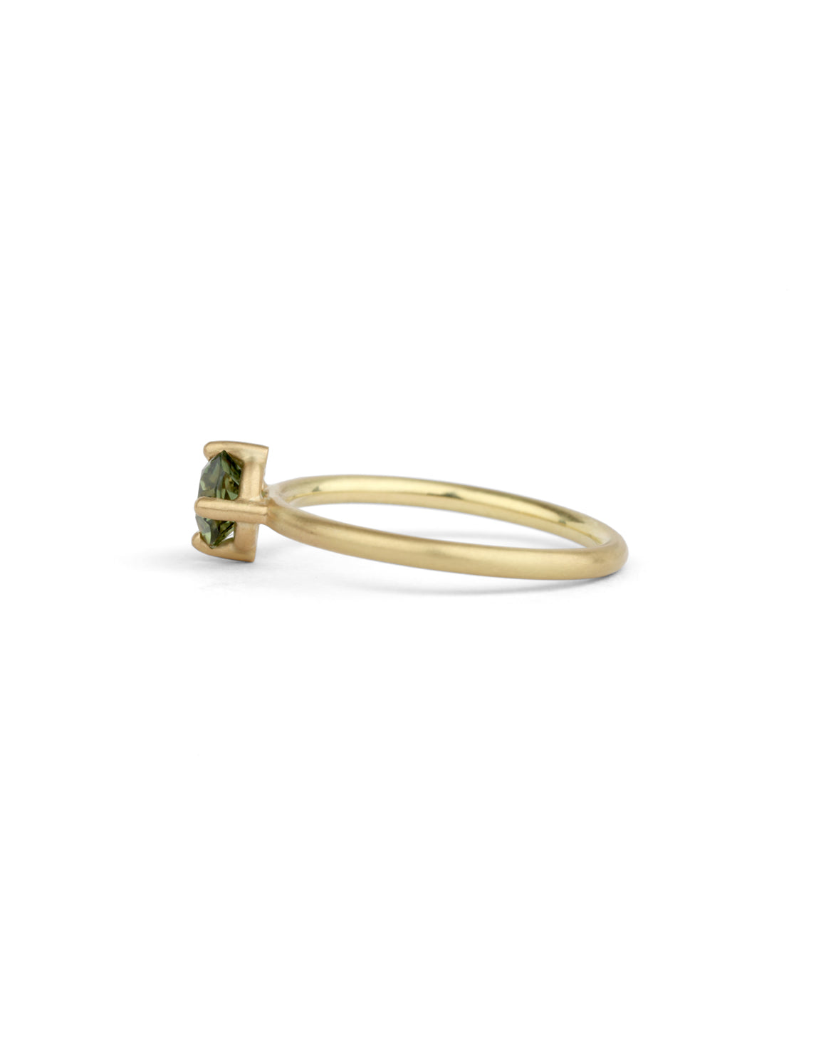 Solitaire ring in 18ct yellow gold with a round green sapphire, side view