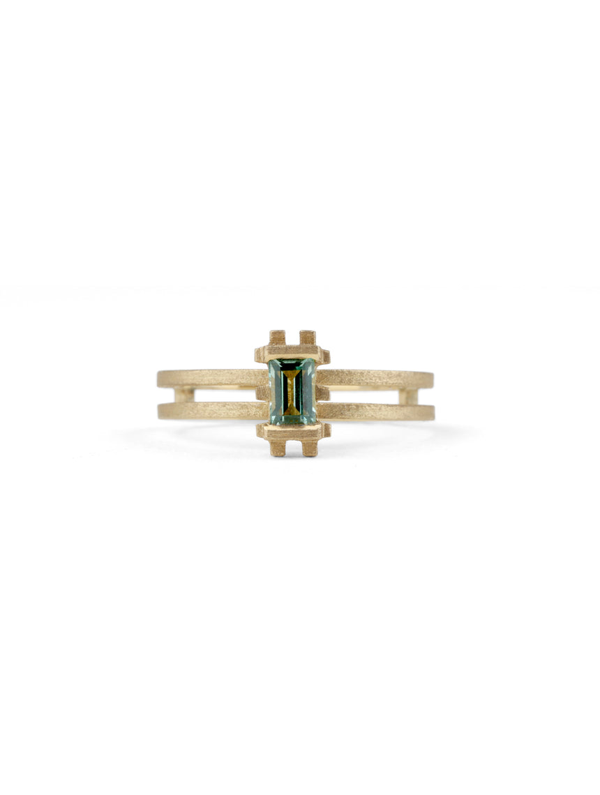 Rectangle green sapphire ring with geometric setting and double band. 18ct yellow gold, textured finish.