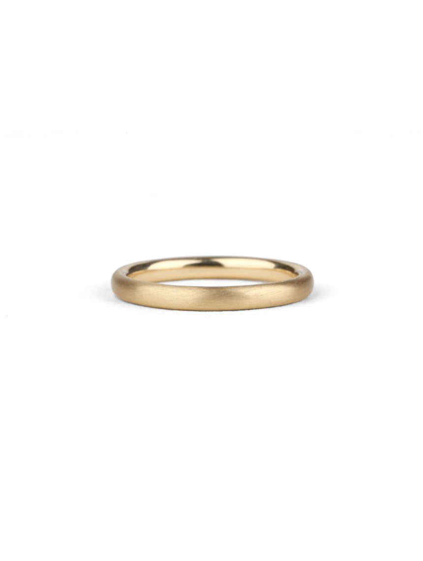 Curved ring band. 18ct yellow gold, satin finish.