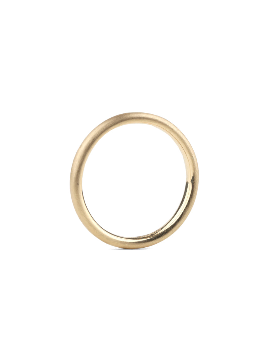 Curved ring band. 18ct yellow gold, satin finish. Side view.