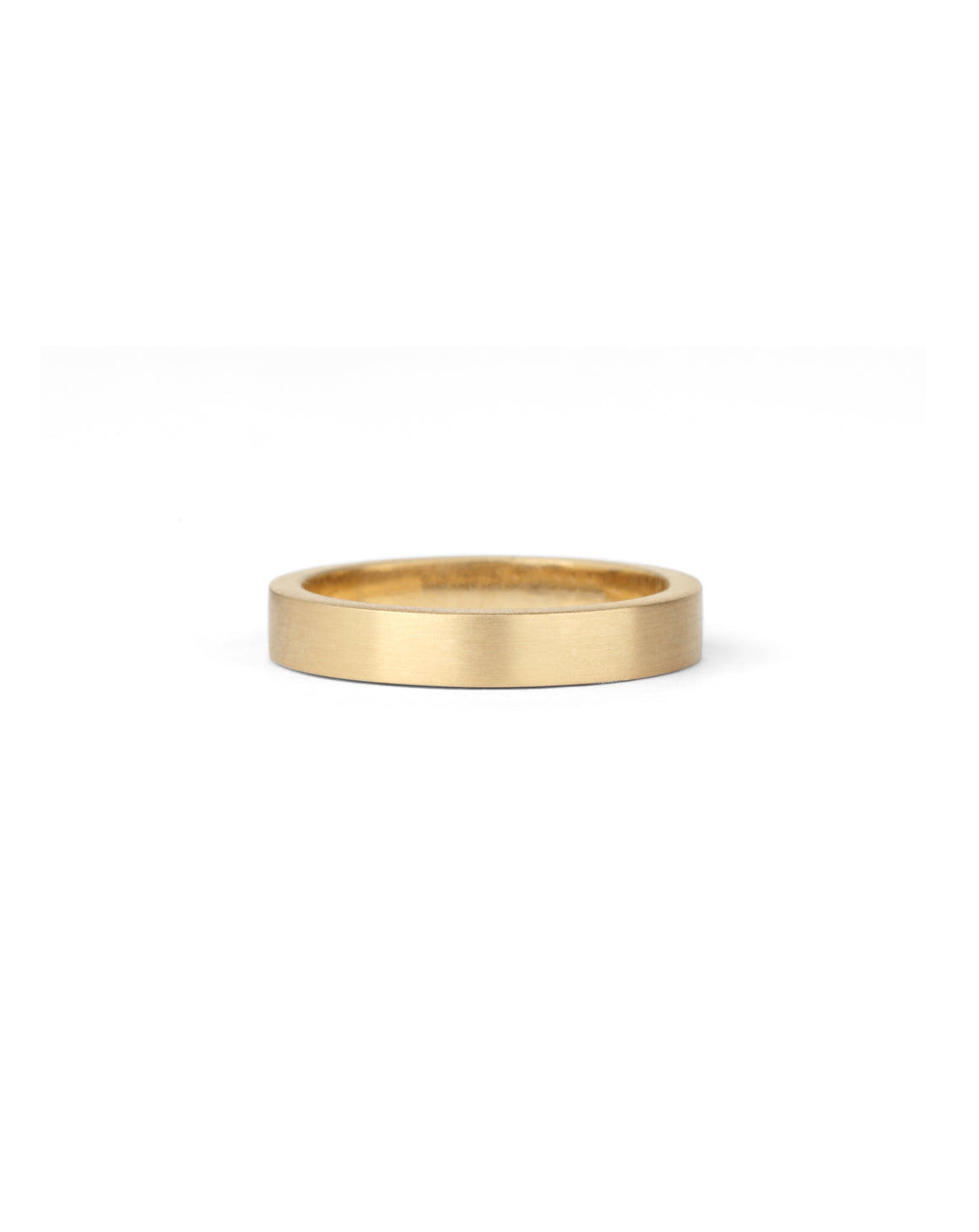 Flat wedding band. 18ct yellow gold, satin finish.