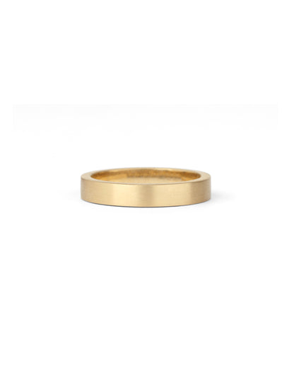 Flat wedding band. 18ct yellow gold, satin finish.