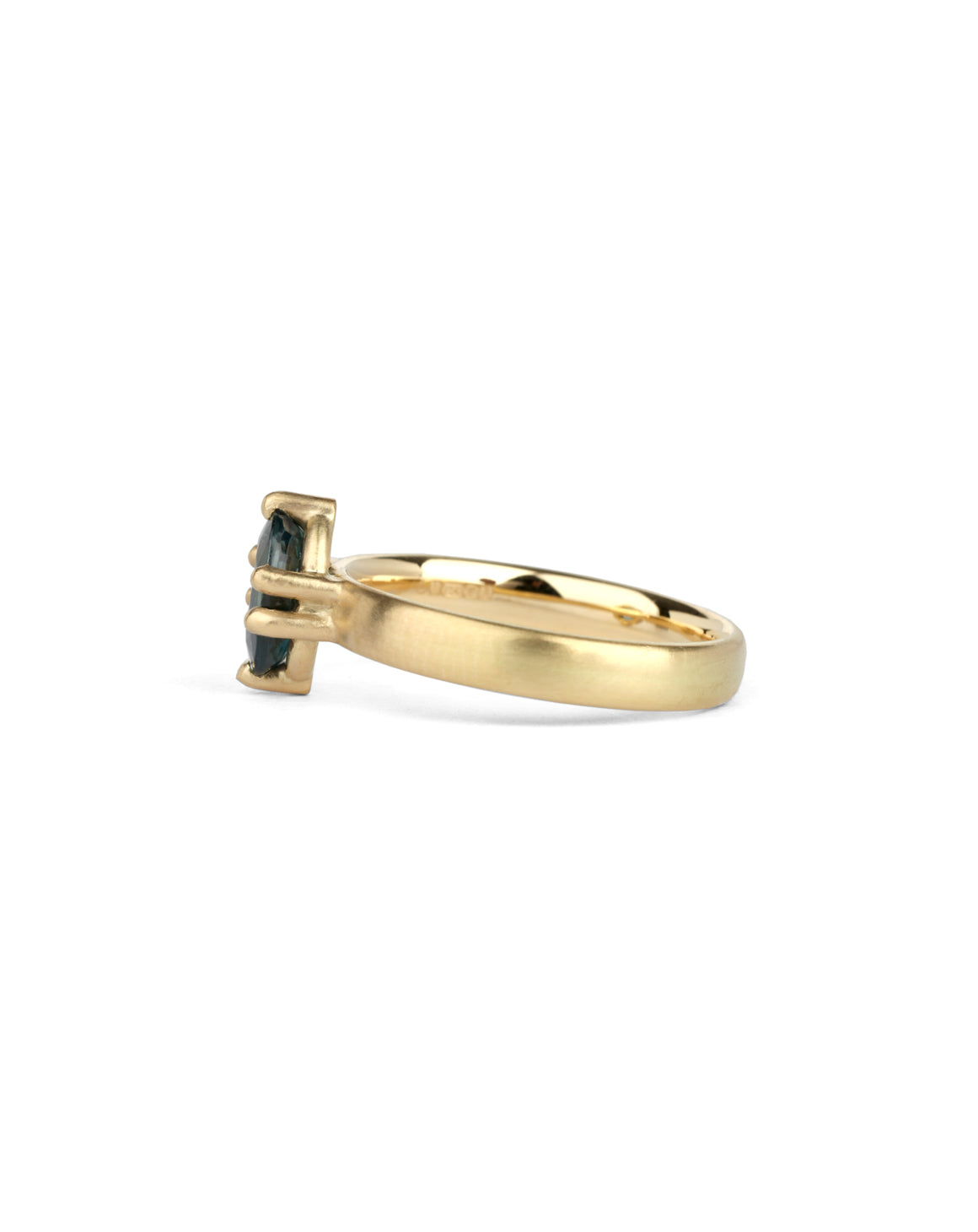 Solitaire ring in satin 18ct yellow gold with an oval teal sapphire, side view