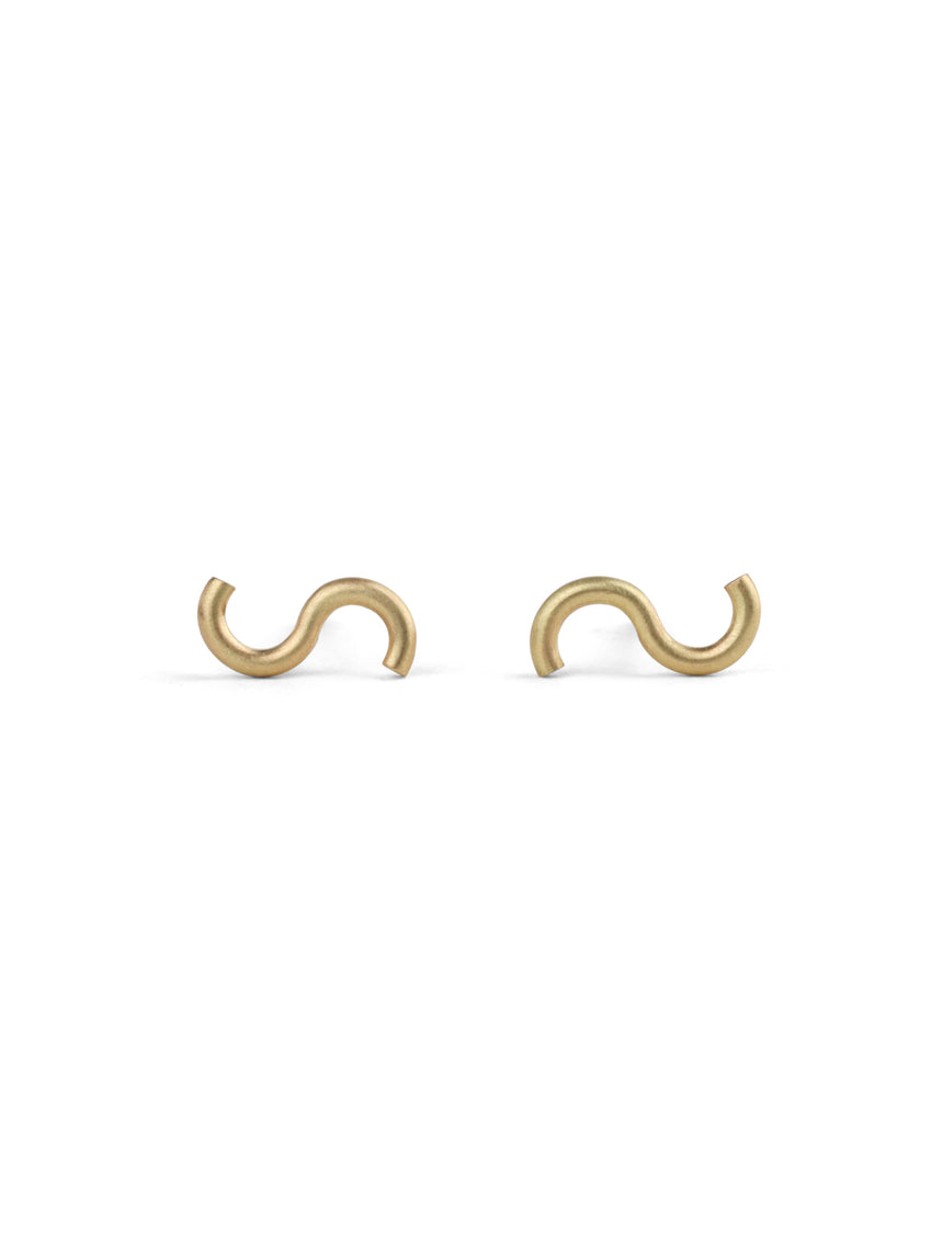 Stud earrings in an S shape. 18ct yellow gold, satin finish.